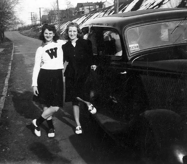 Teenage Fashion of 1940s Photos