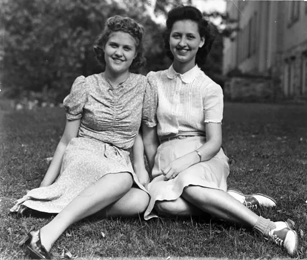 Teenage Fashion of 1940s Photos