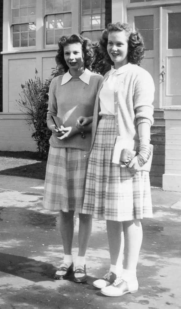 Teenage Fashion of 1940s Photos