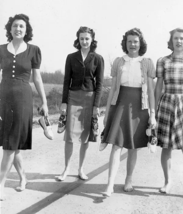 Teenage Fashion of 1940s Photos