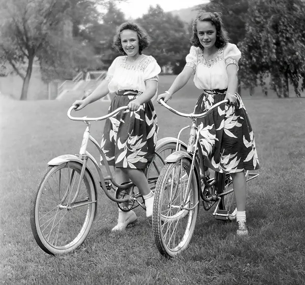 Teenage Fashion of 1940s Photos
