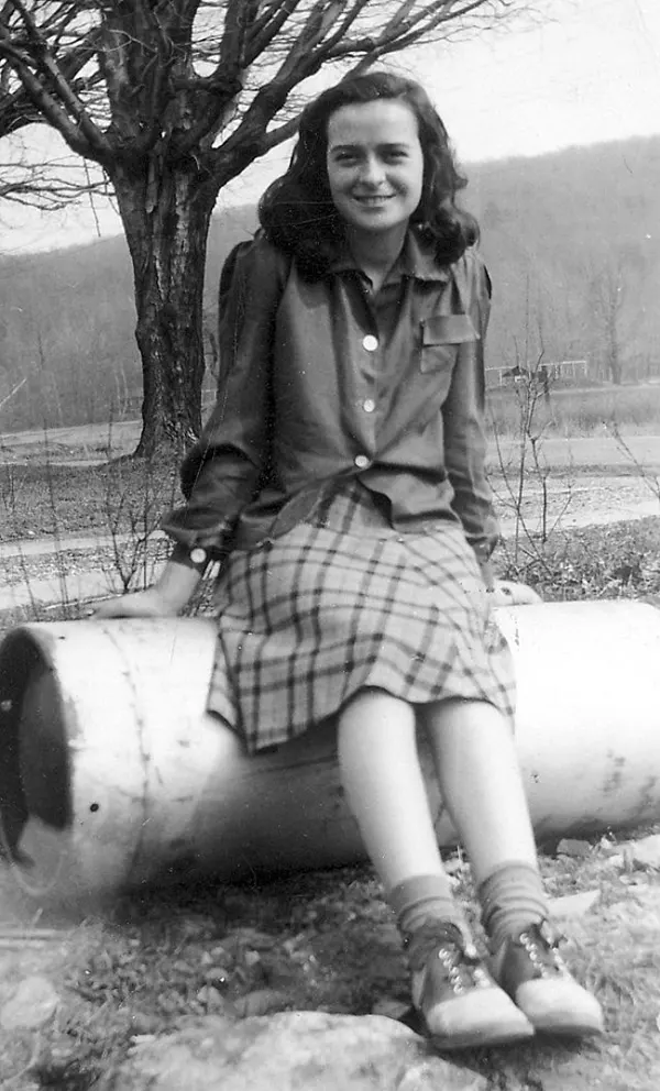 Teenage Fashion of 1940s Photos