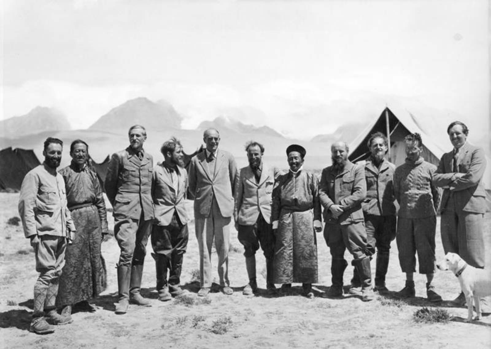 The entire expedition, with Sir Basil Gould.