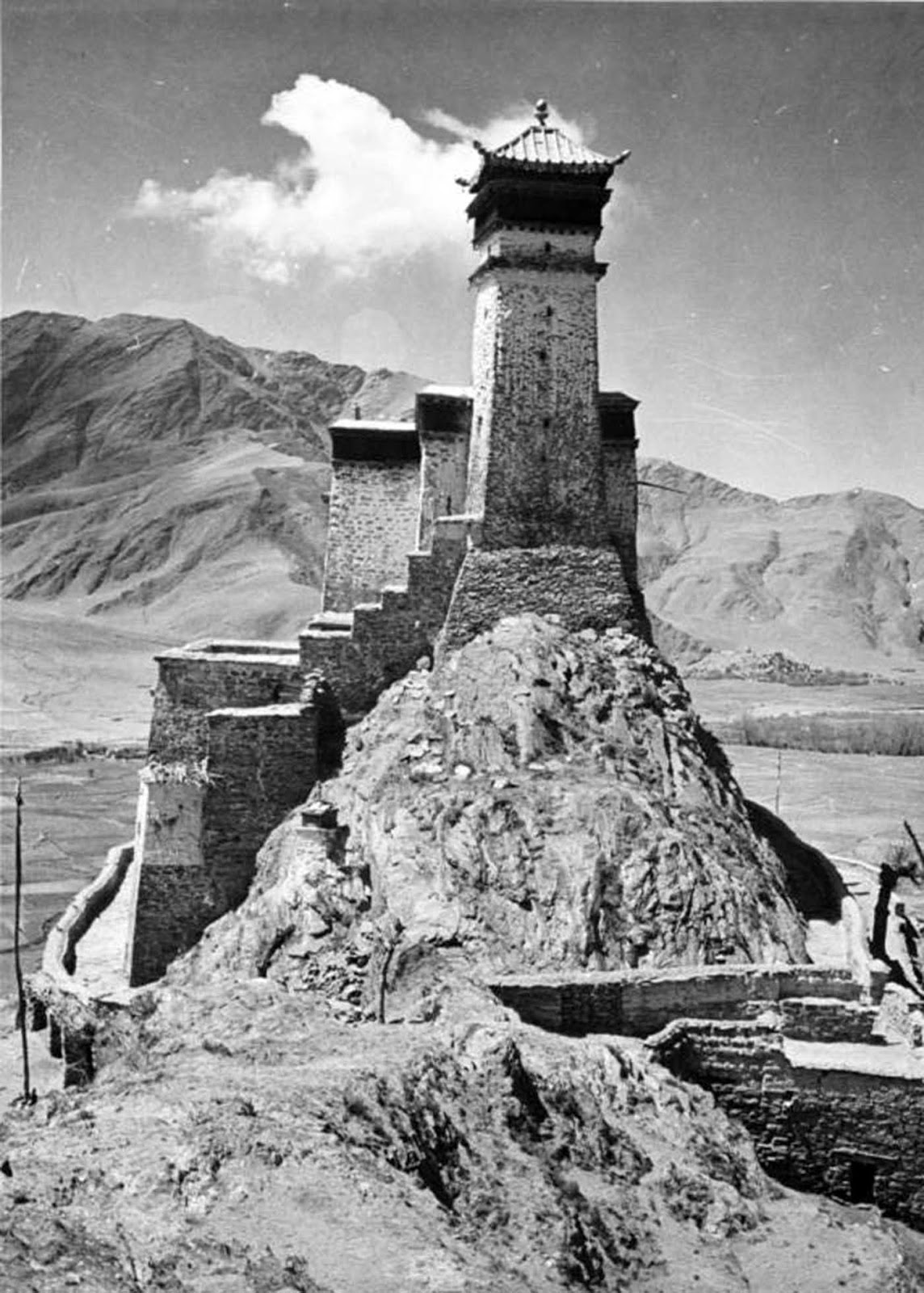 The Yumbulagang fortress as photographed by Ernst Krause in 1938.