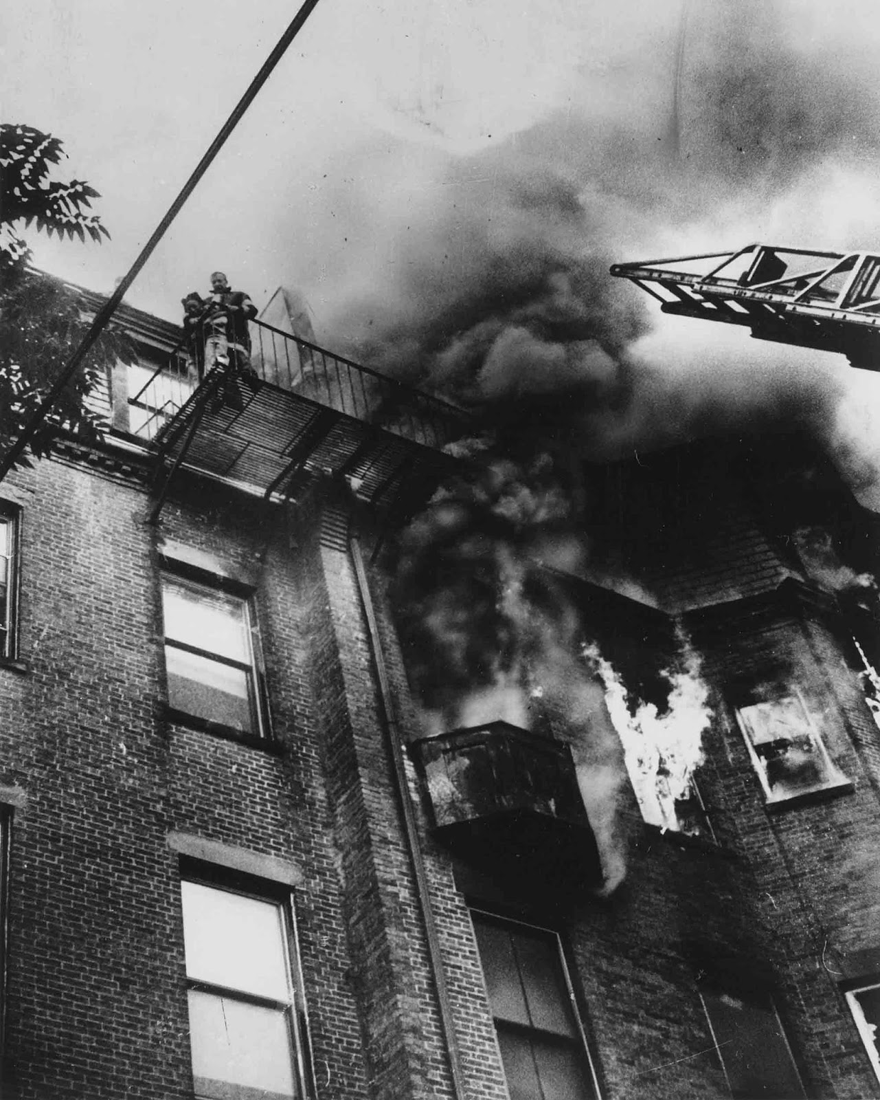 The tillerman of the first fire engine to arrive at the scene, Robert O'Neill, asked Bryant to lift the toddler Jones to him on the roof, but Bryant was unable to do so and O'Neill jumped down to help before the ladder could reach them.