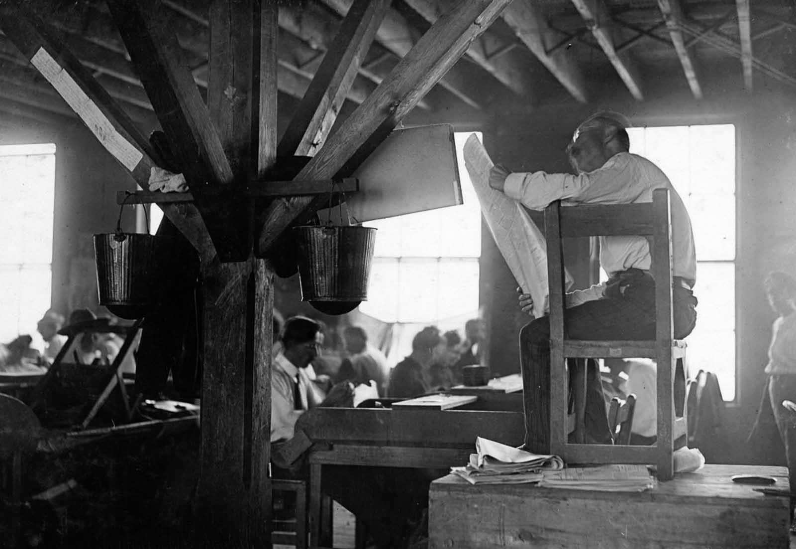 A lector in a Tampa, Florida cigar factory, 1909. La lectura (the reading) provided an education for the workers, but it also caused friction between the workers and the factory owners. 