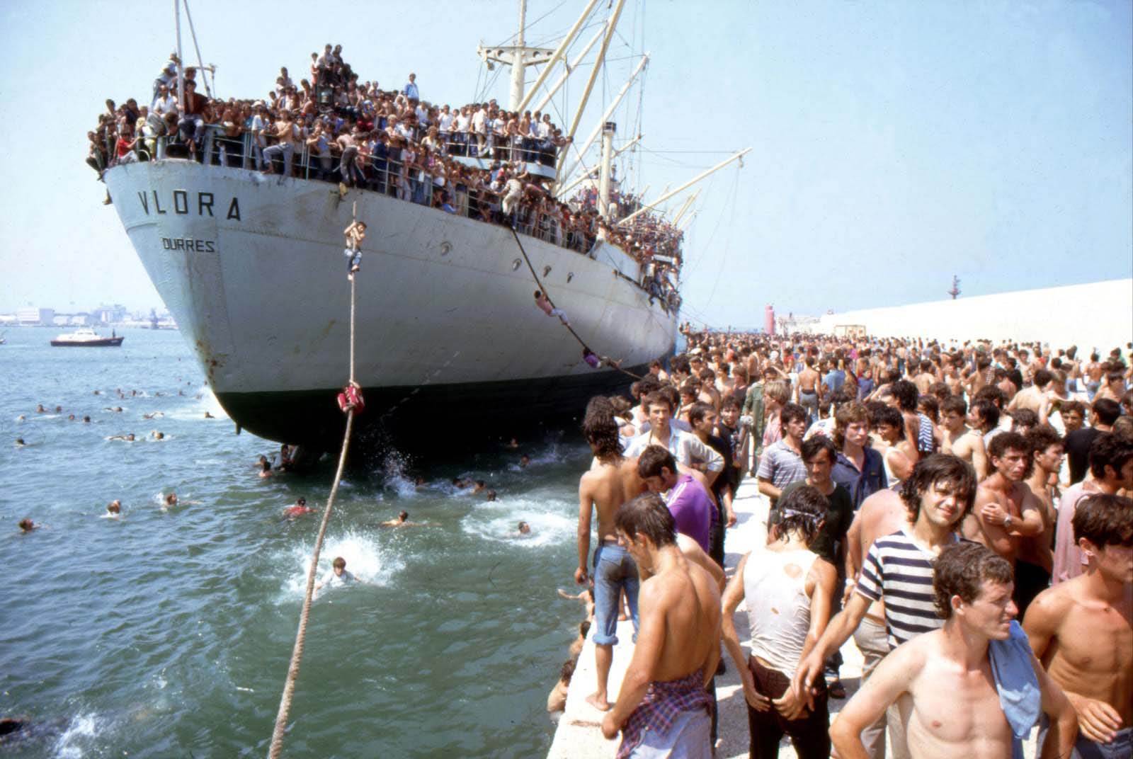 The Vlora was made to dock at the quay furthest away from the city centre usually reserved for coal unloading, whilst in the port scores of its passengers jumped into the water and swam to the shore or climbed down ropes while it was mooring.