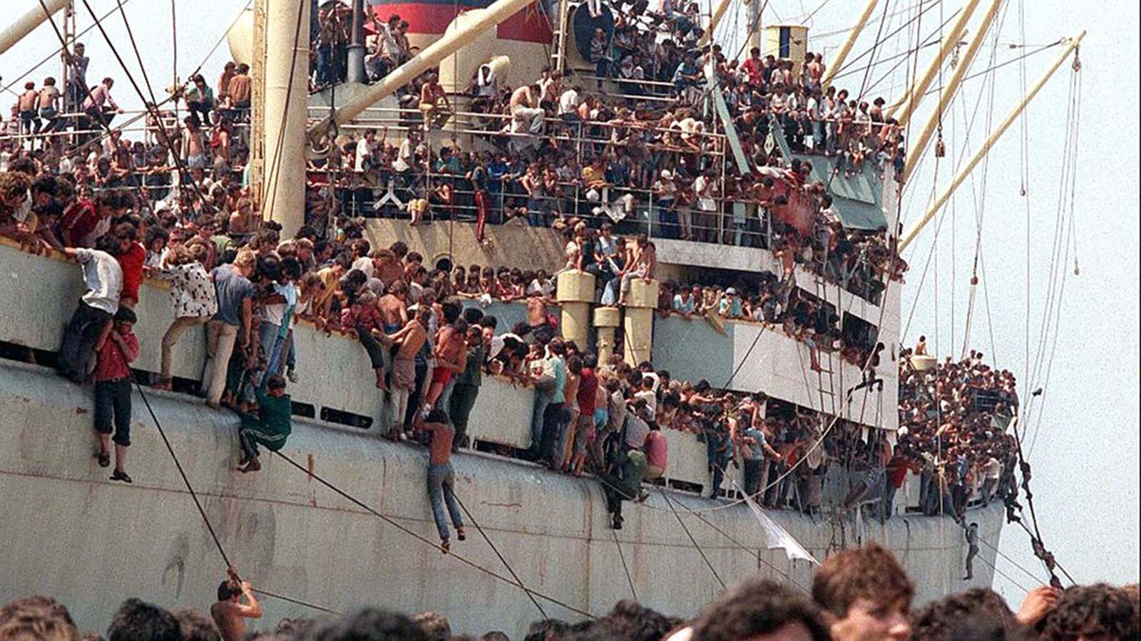 After several hours of waiting in the port of Bari, the Italian authorities allowed the Albanians to disembark for humanitarian reasons.