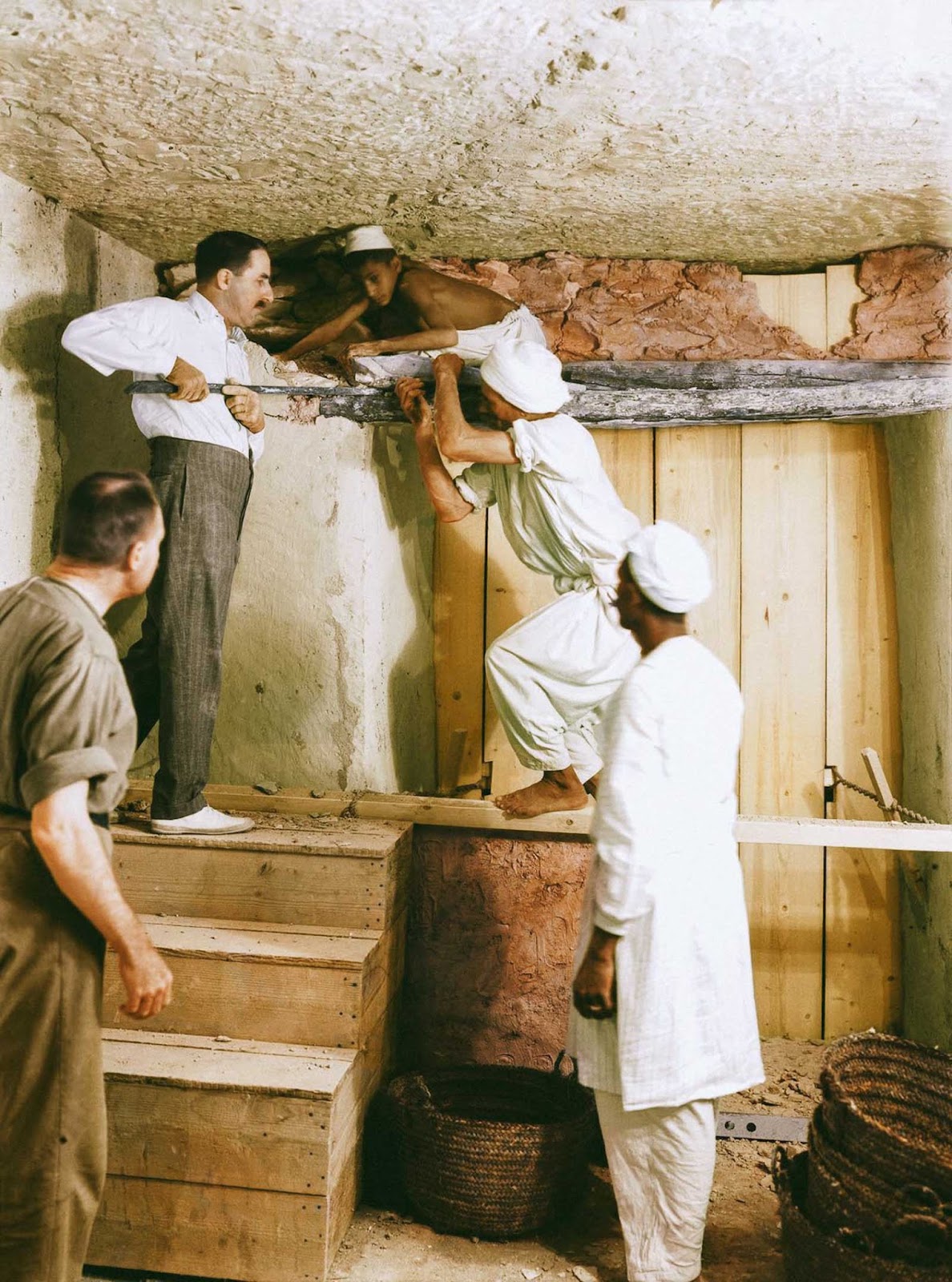 Carter, Callende, and two workers remove the partition wall between the antechamber and the burial chamber.