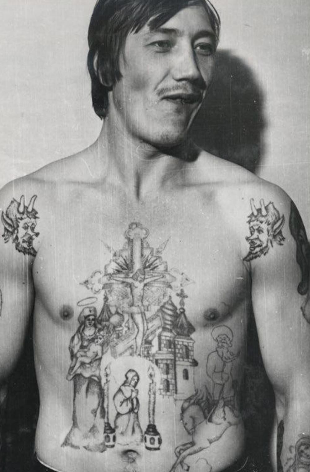 The devils on the shoulders of this inmate symbolise a hatred of authority and the prison structure. This type of tattoo is known as an 'oskal,' or grin, a baring of teeth towards the system. They are sometimes accompanied by anti-Soviet texts.