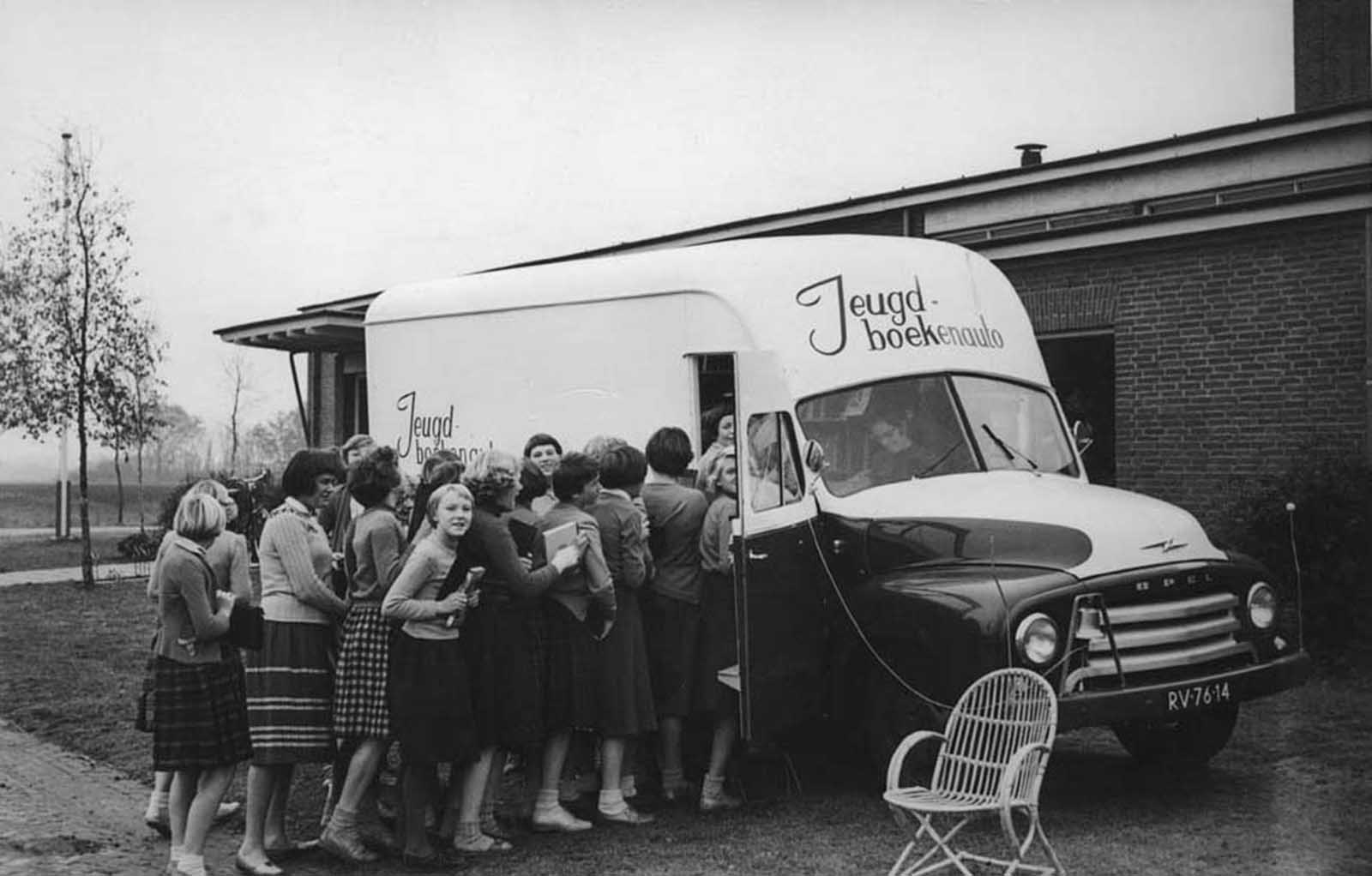 An impatient queue for a Dutch bookmobile.