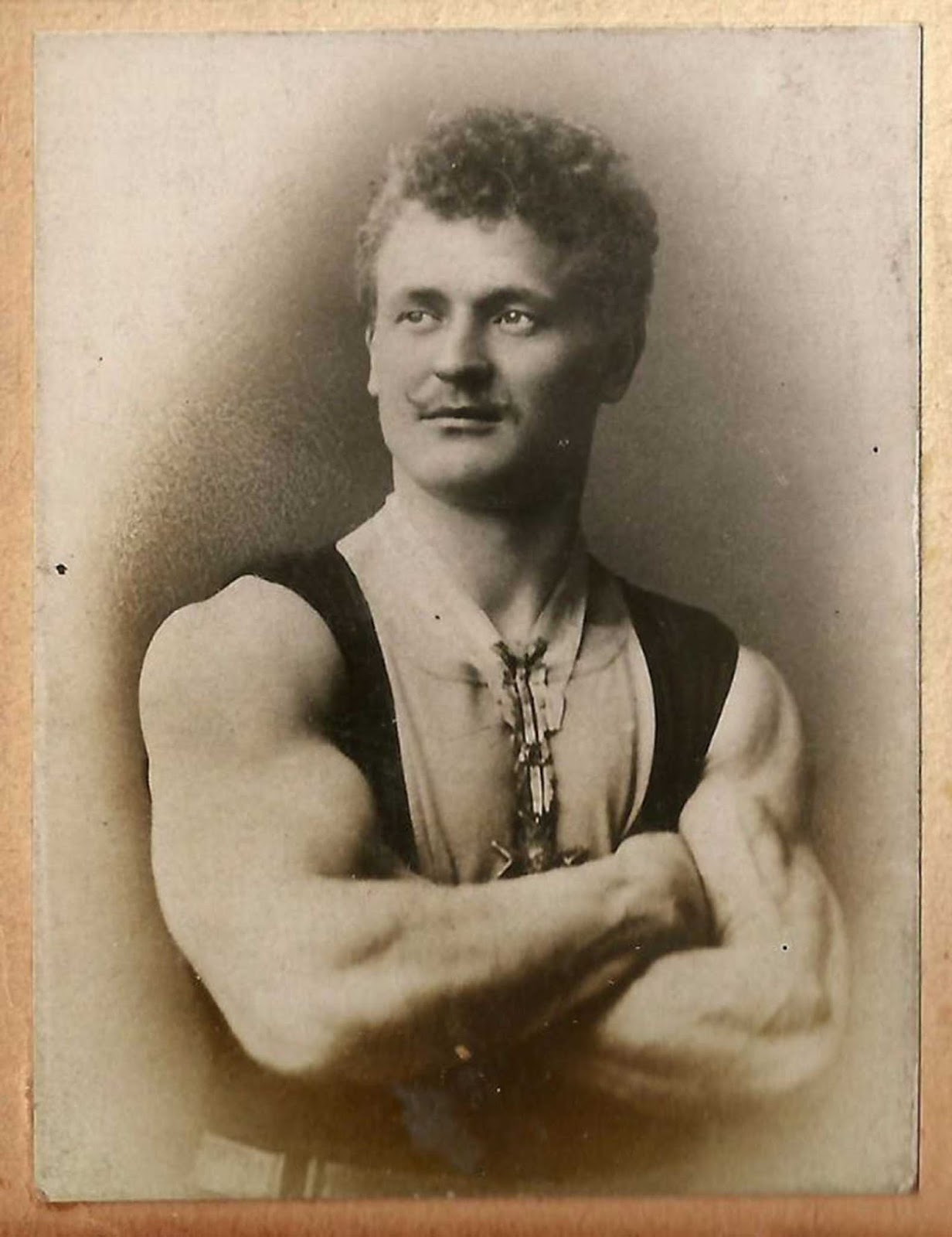 Eugen Sandow showing his guns. 