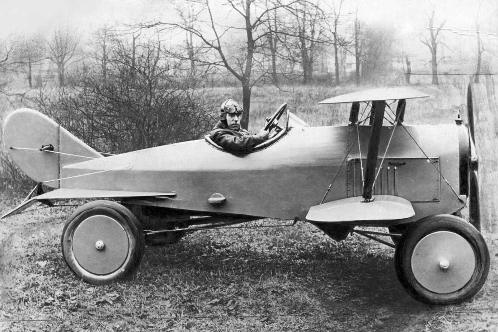 A flying car. 1924.