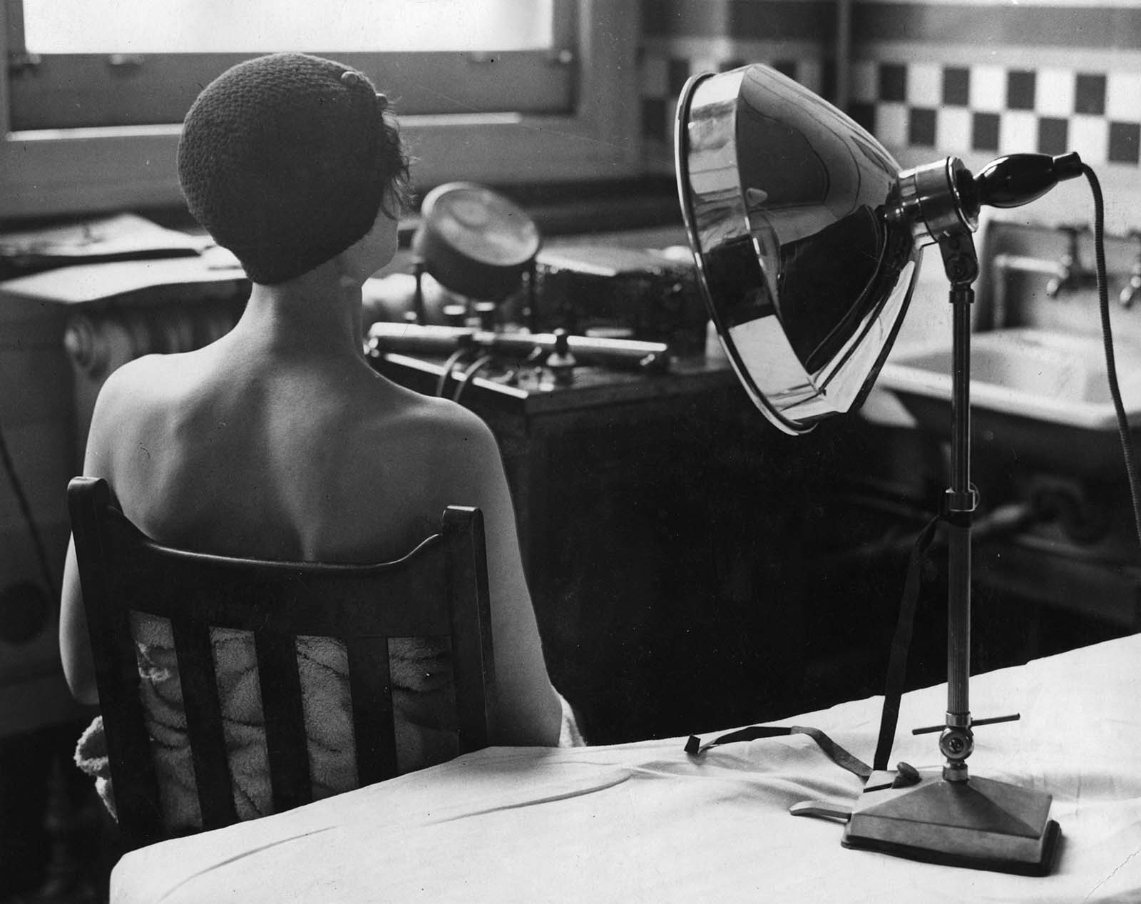 Using an infra-red ray lamp to cure skin complaints. 1932.