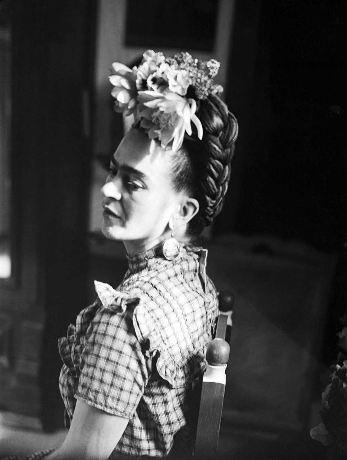 Born to a German father and a mestiza mother, Kahlo spent most of her childhood and adult life at La Casa Azul, her family home in Coyoacán, now publicly accessible as the Frida Kahlo Museum.