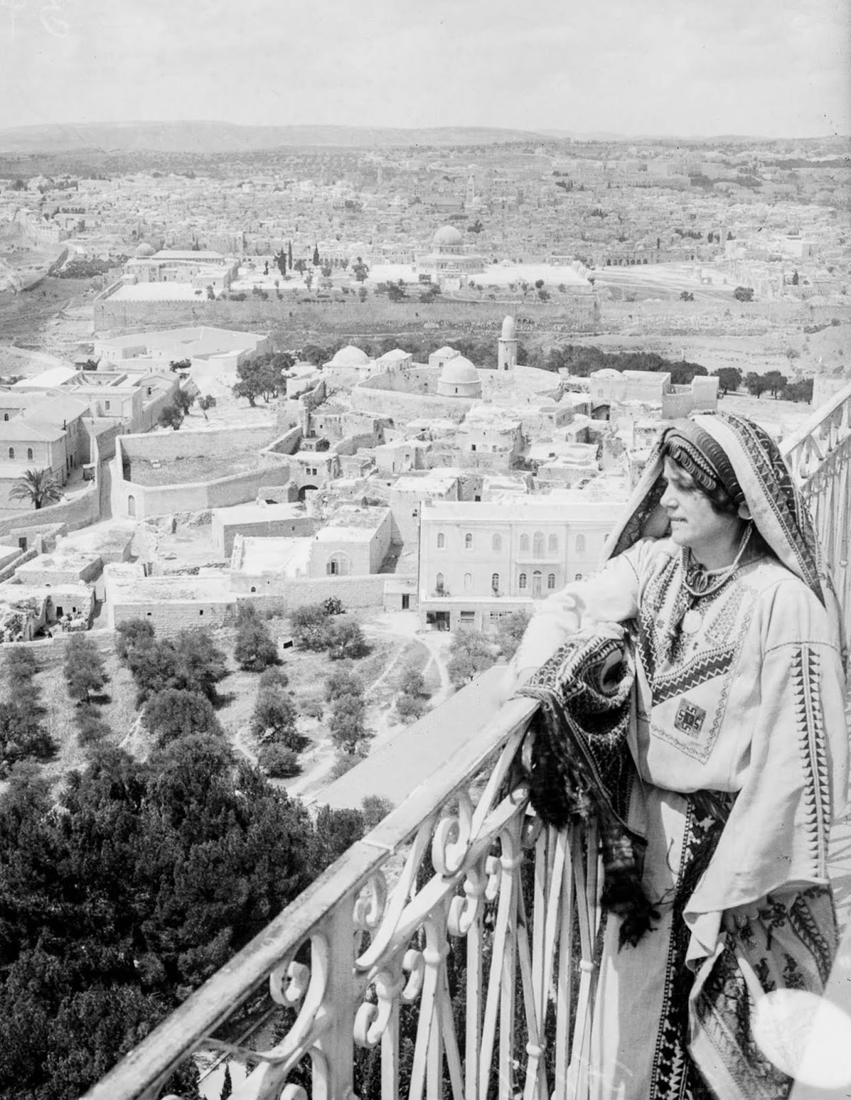 A woman looks over Jerusalem from the Mount of Olives. 1918.