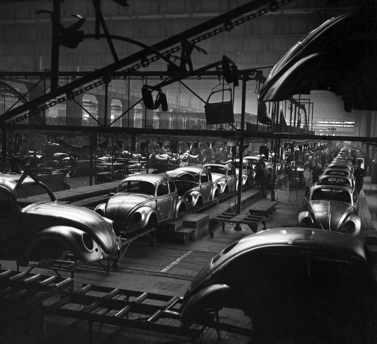 The assembly line. 1952.