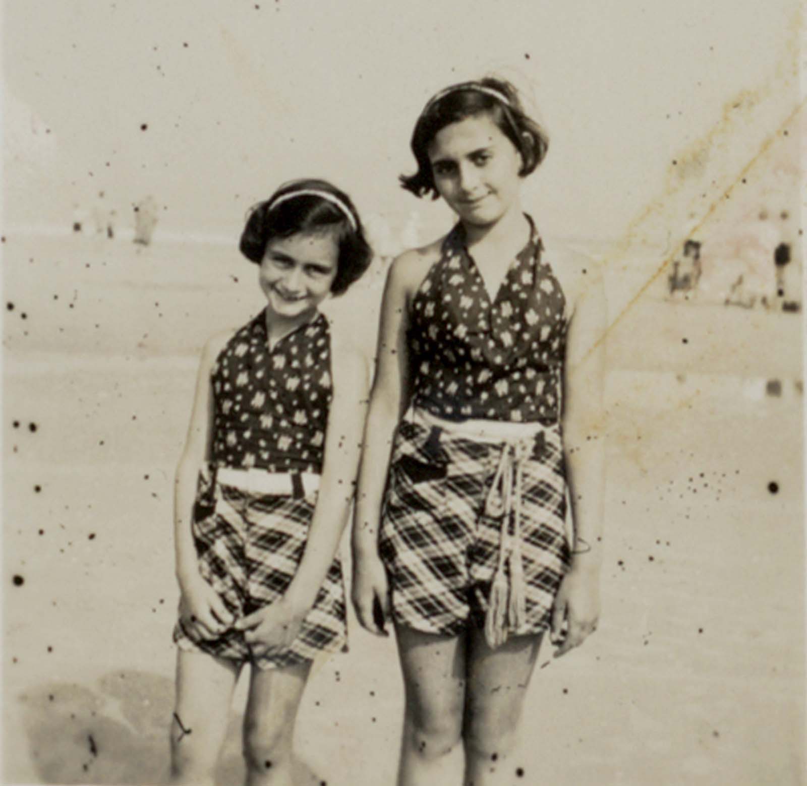 Anne and Margot Frank.