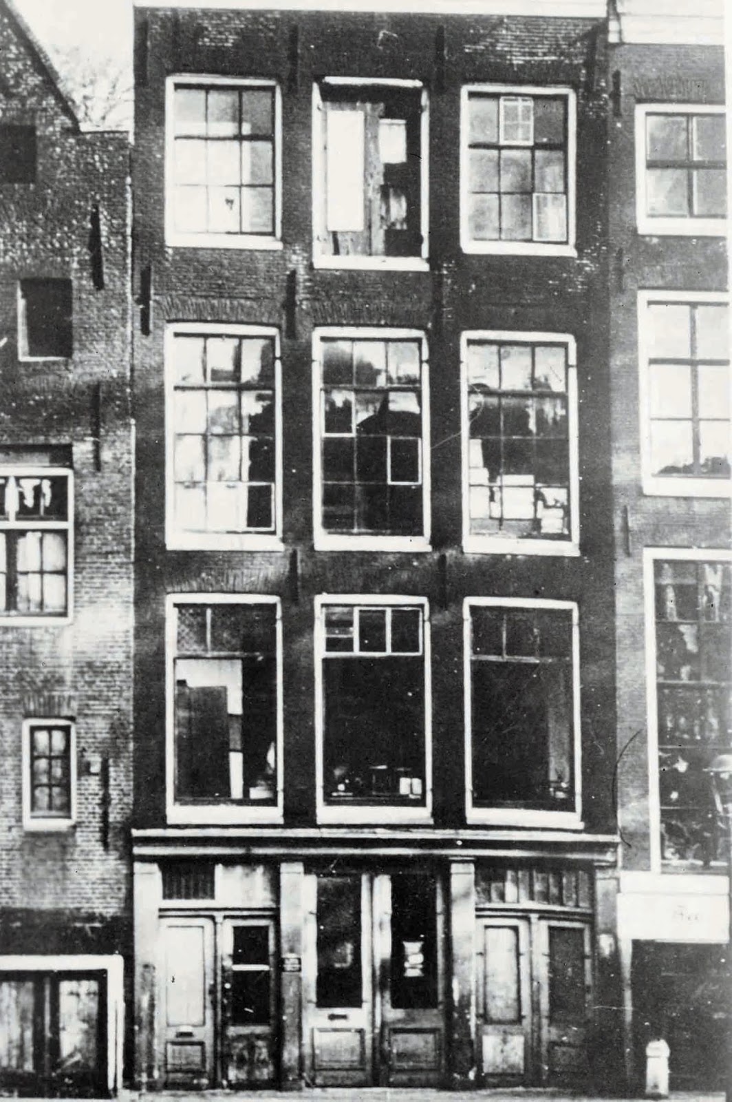 On August 1, 1944, Anne Frank makes the last entry in her diary.