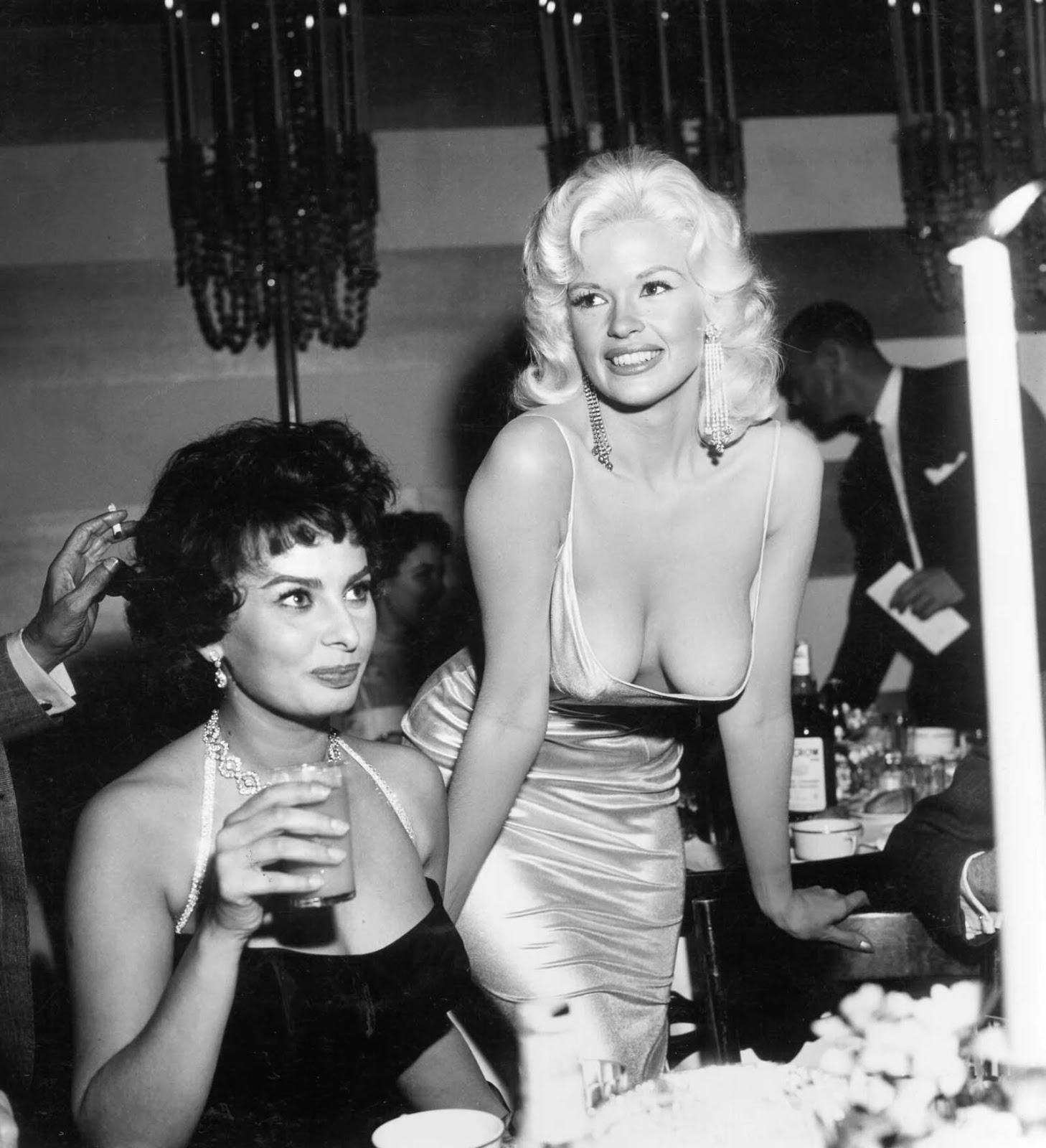 The story behind the infamous Sophia Loren and Jayne Mansfield photo, 1957