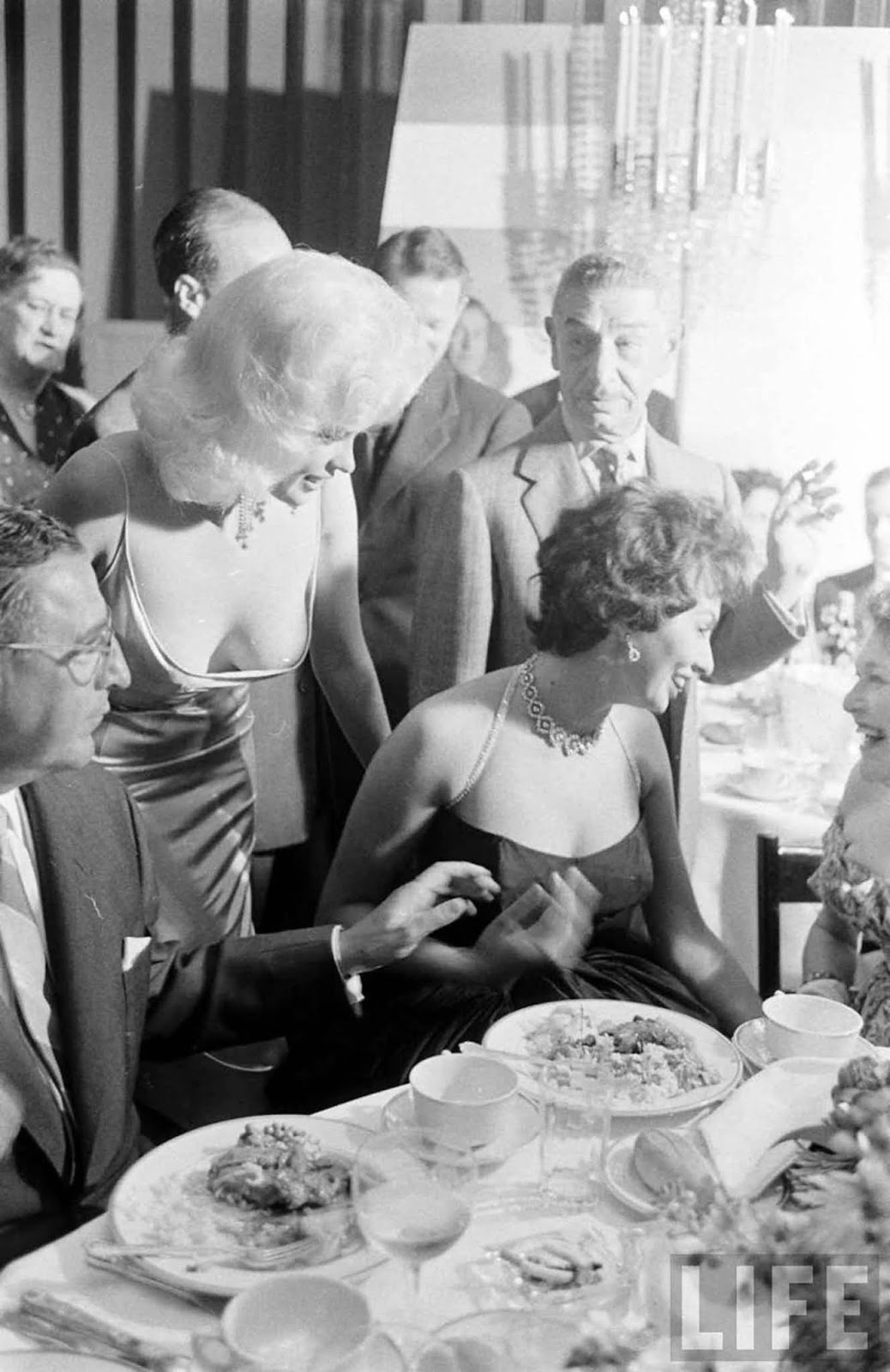 The story behind the infamous Sophia Loren and Jayne Mansfield photo, 1957