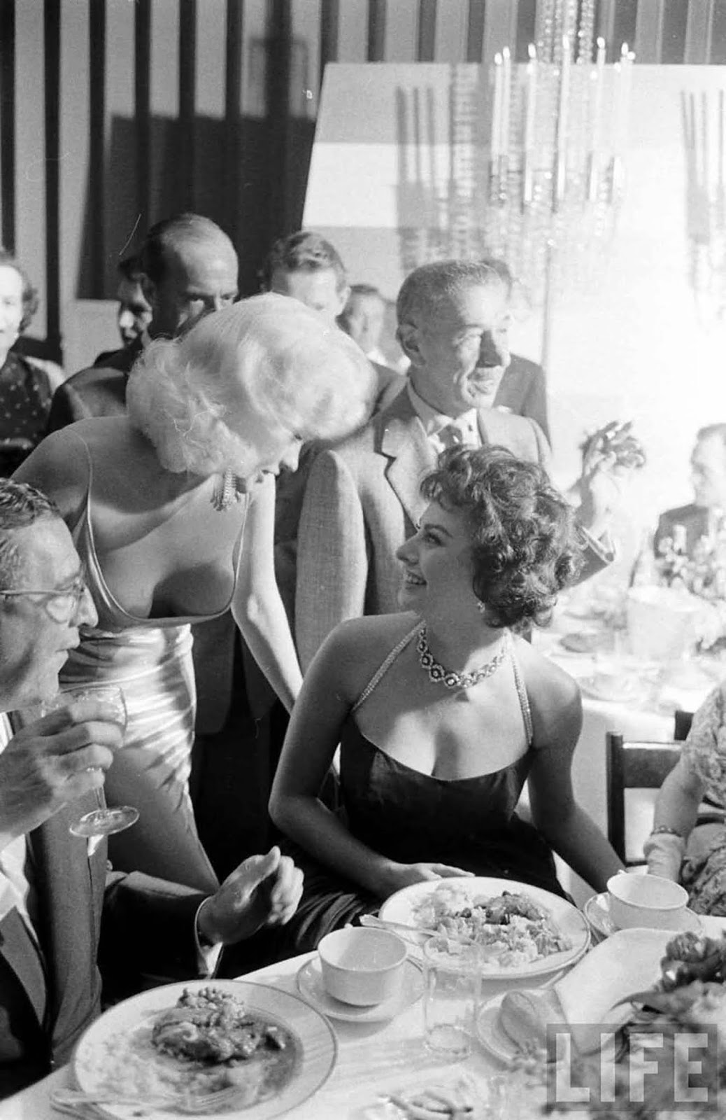 The story behind the infamous Sophia Loren and Jayne Mansfield photo, 1957