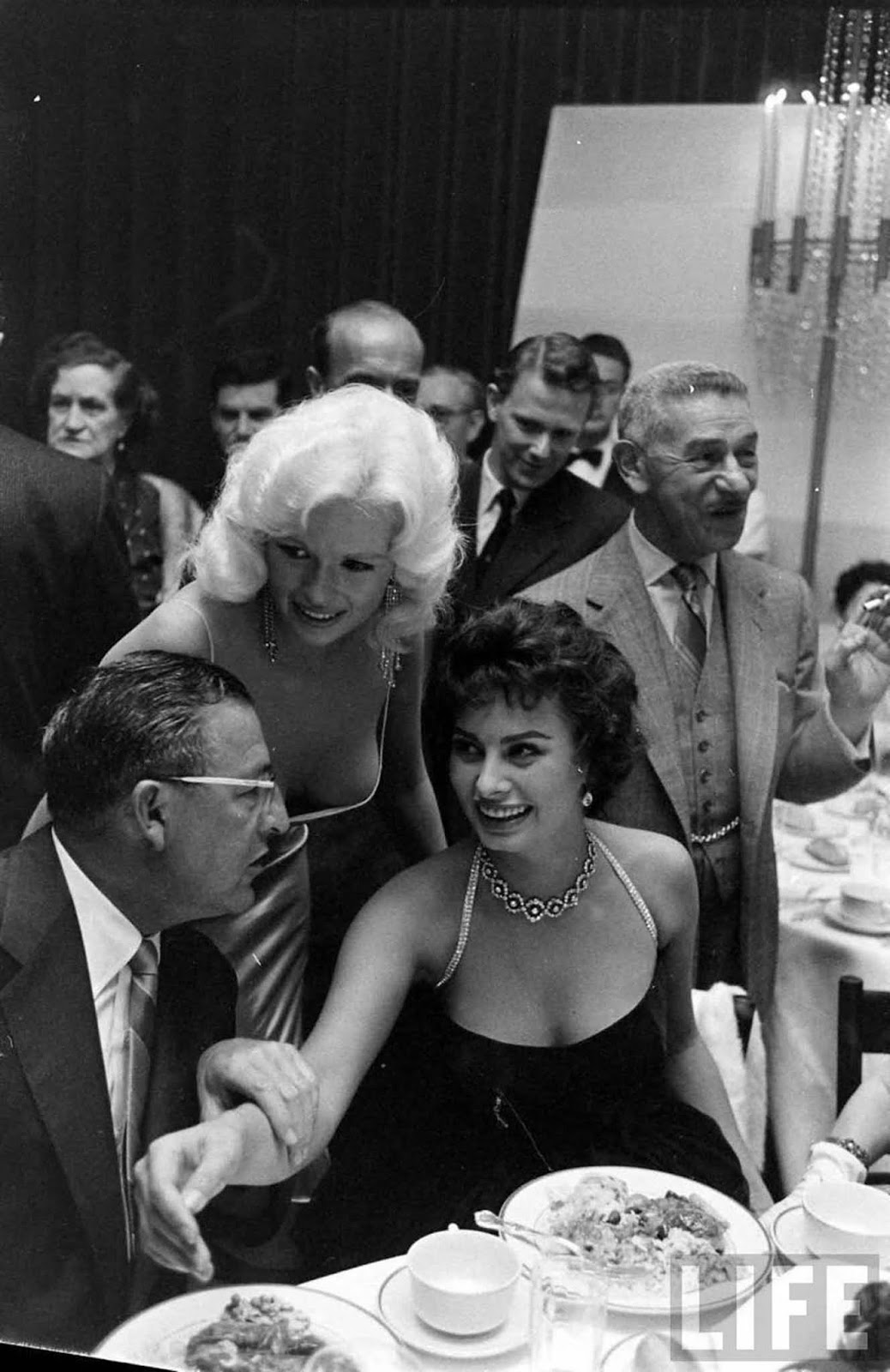 The story behind the infamous Sophia Loren and Jayne Mansfield photo, 1957