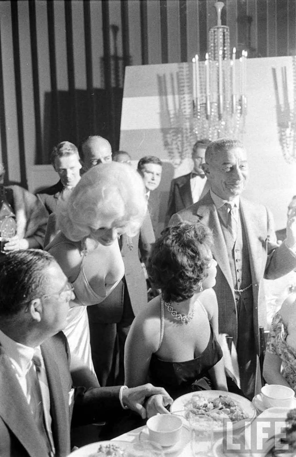 The story behind the infamous Sophia Loren and Jayne Mansfield photo, 1957