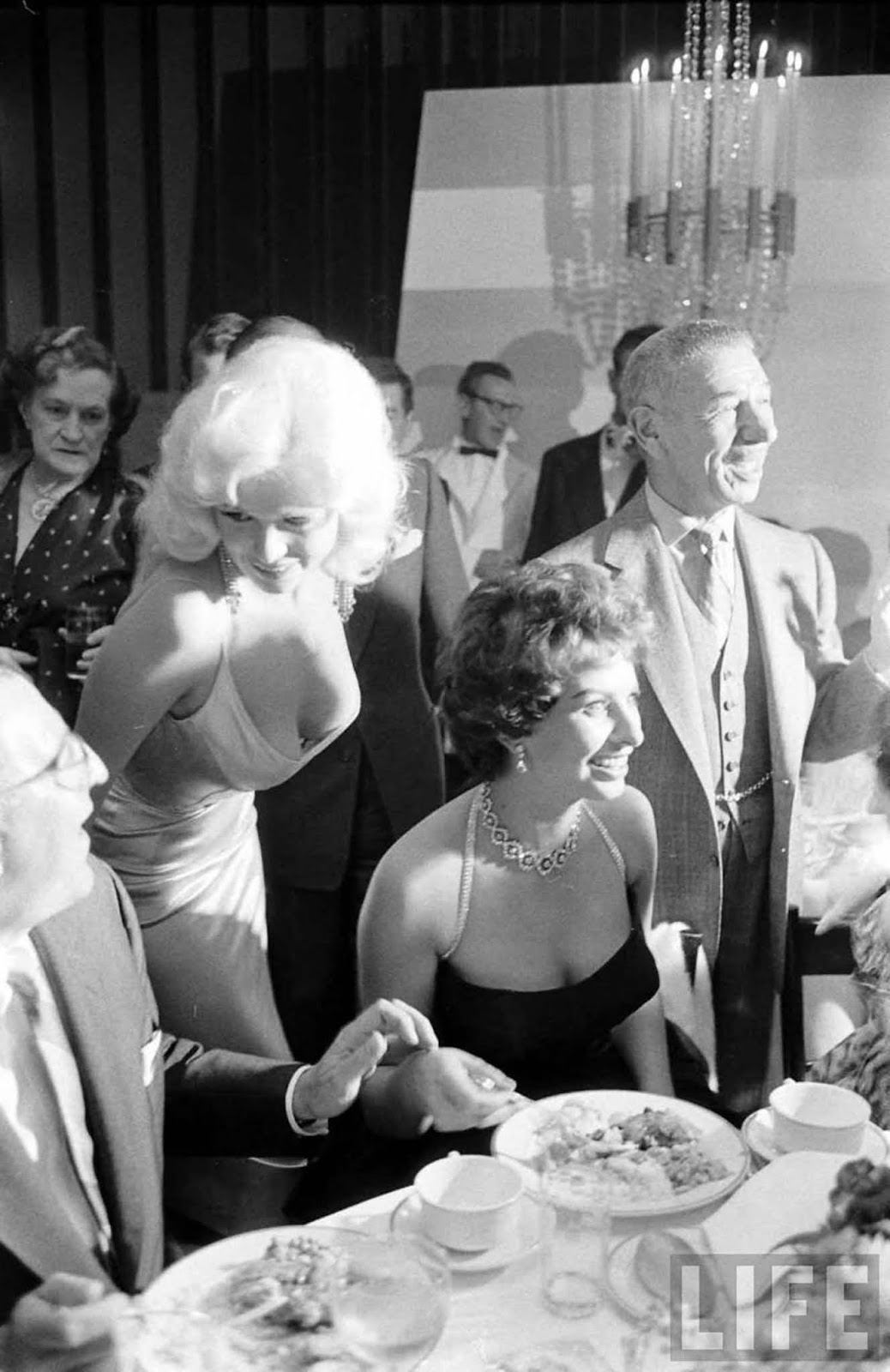 The story behind the infamous Sophia Loren and Jayne Mansfield photo, 1957