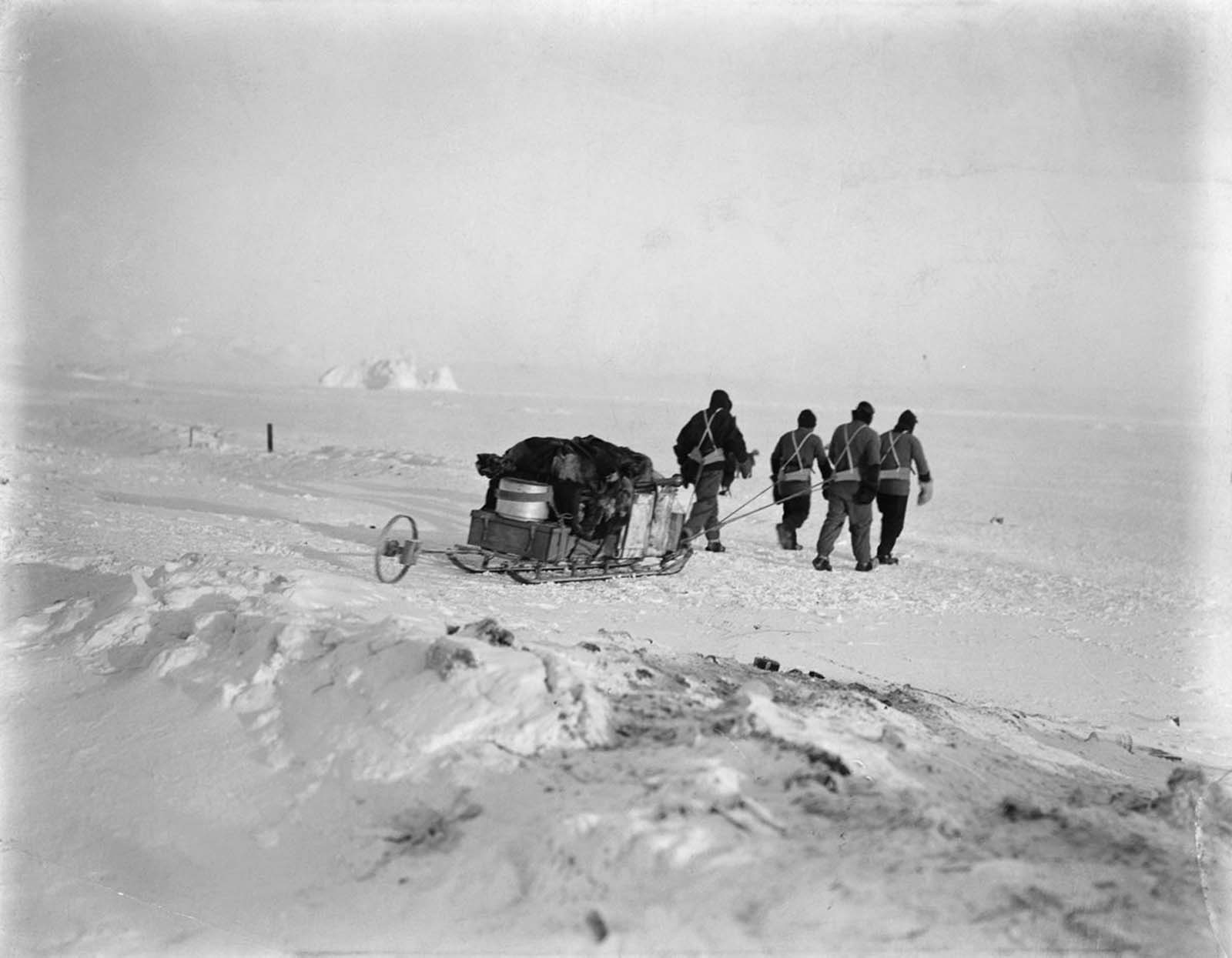 A sledging party. 1912.