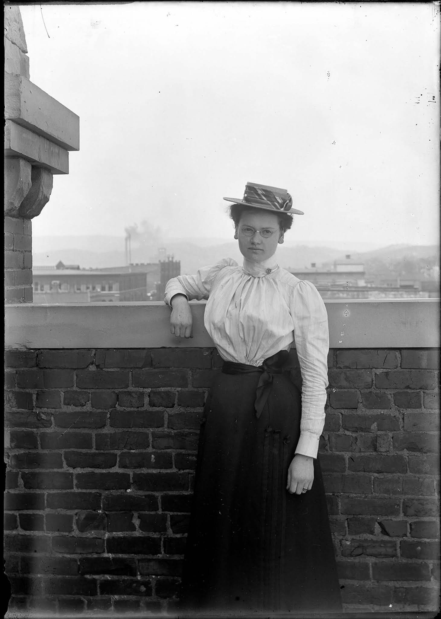 Vintage photos of department store workers during lunch break, 1900