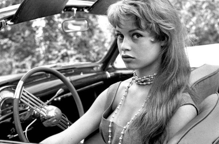 Stunning Photos of a Young and Dazzling Brigitte Bardot, 1950s-1960s