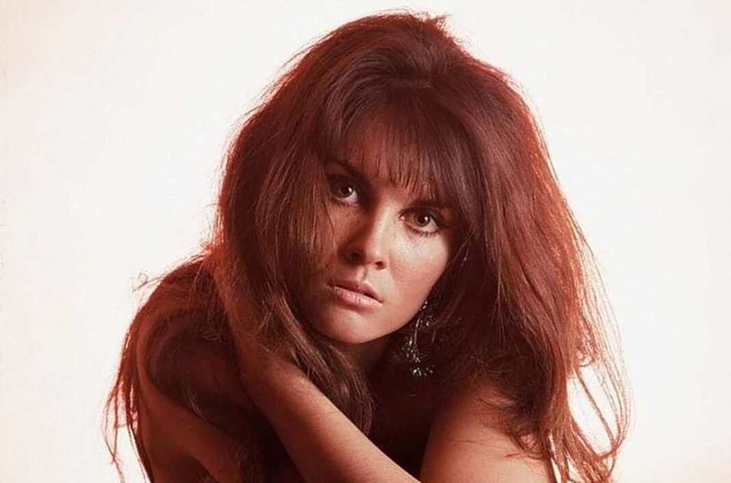 Caroline Munro: Glamorous photos of the English classic bombshell, 1960s-1970s