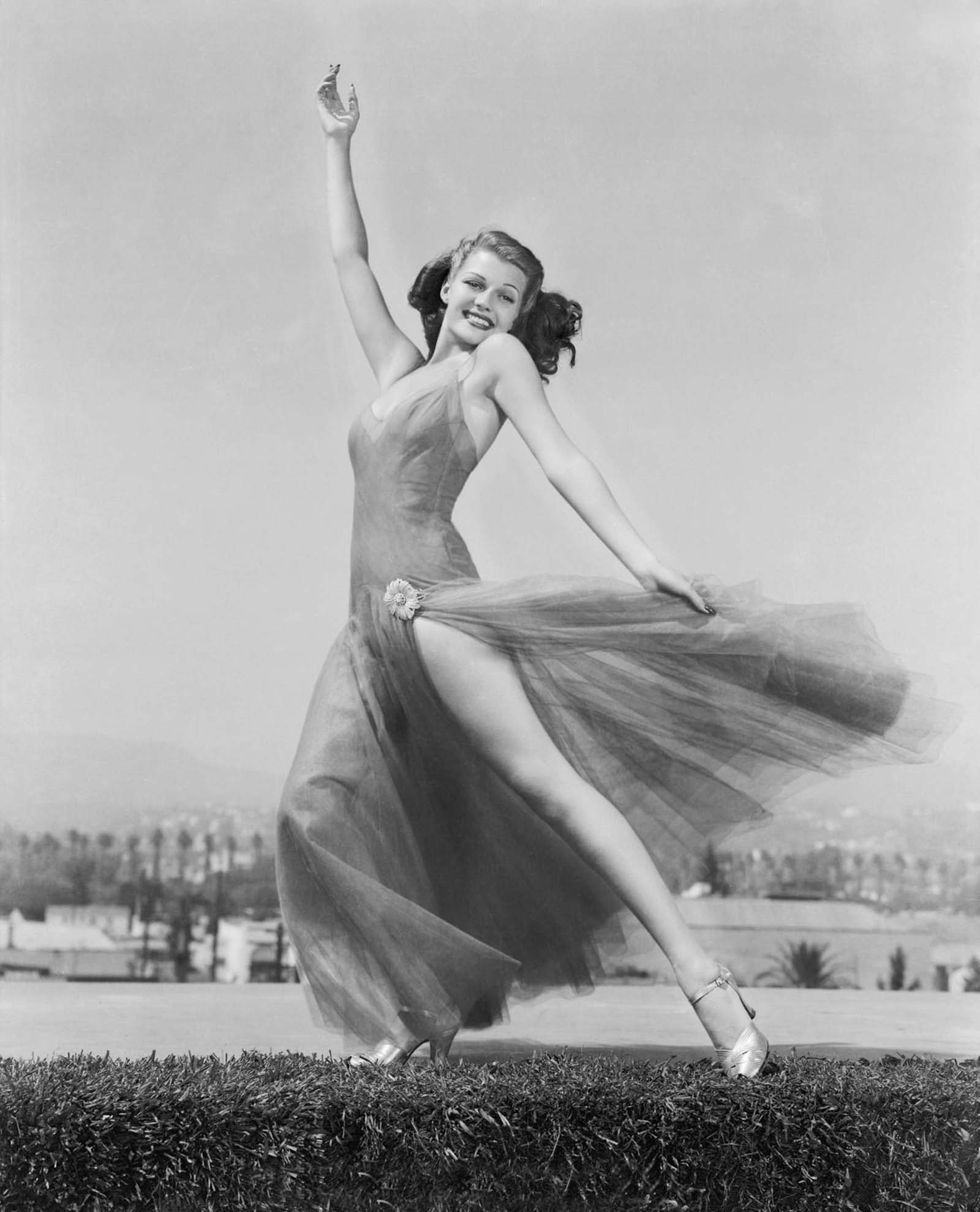 rita hayworth pin up
