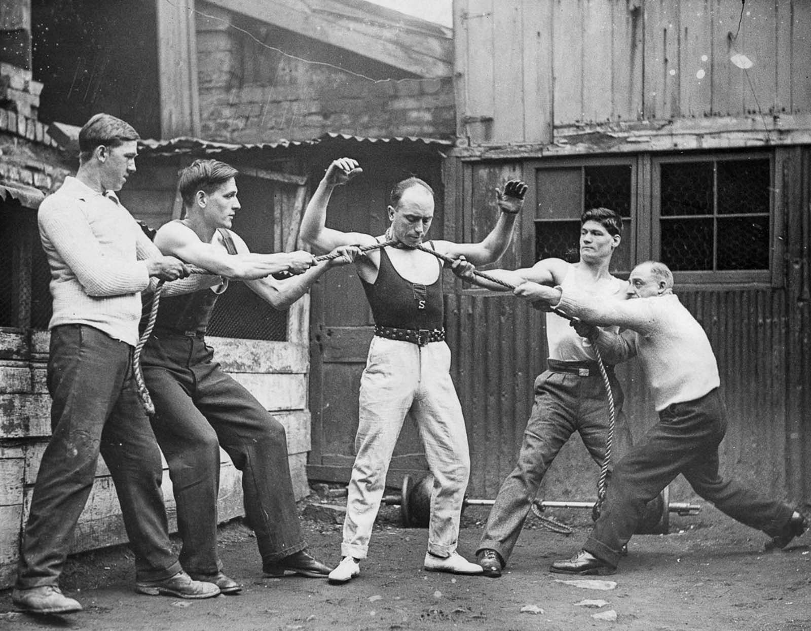 early strongmen photographs
