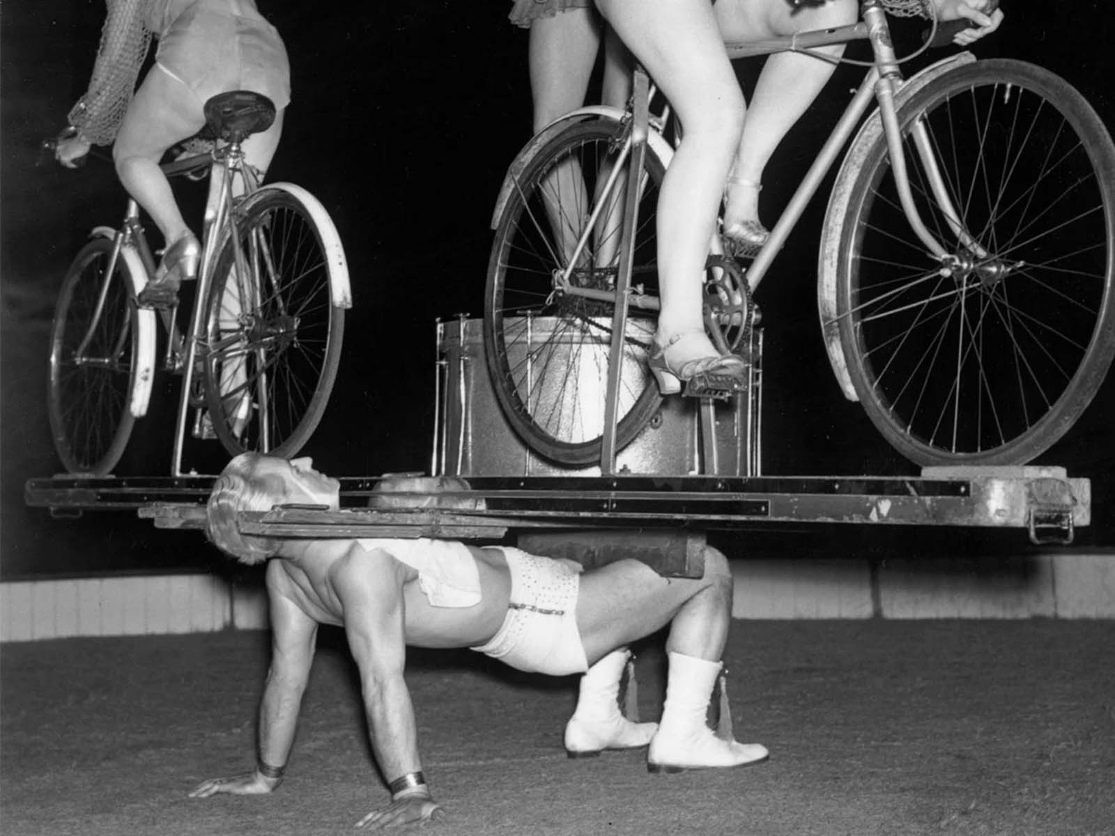 early strongmen photographs