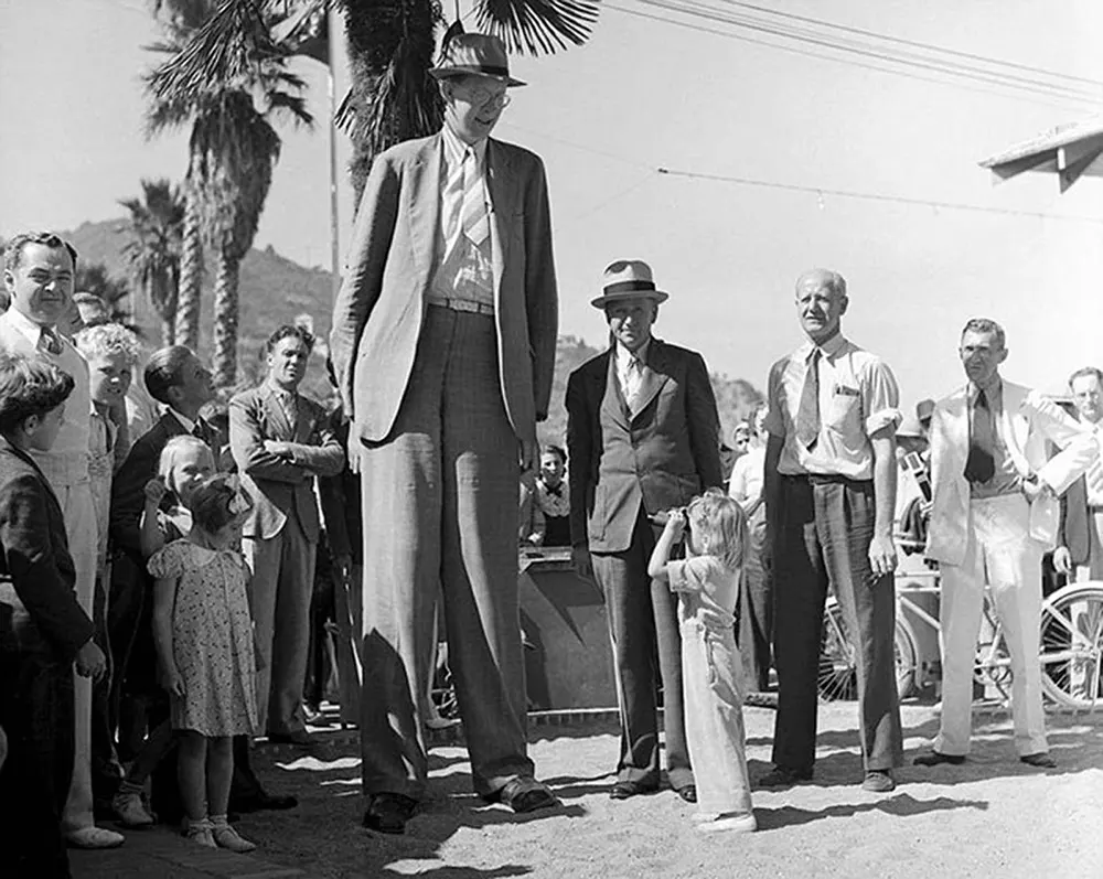 robert wadlow photographs tallest man in history