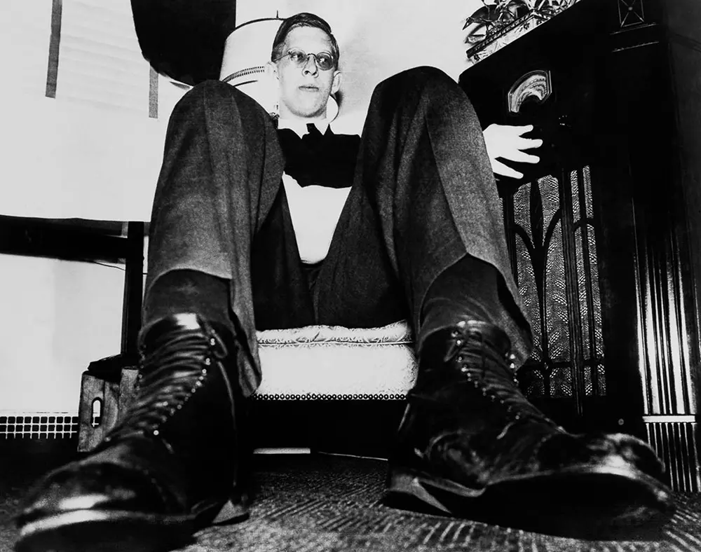 robert wadlow photographs tallest man in history