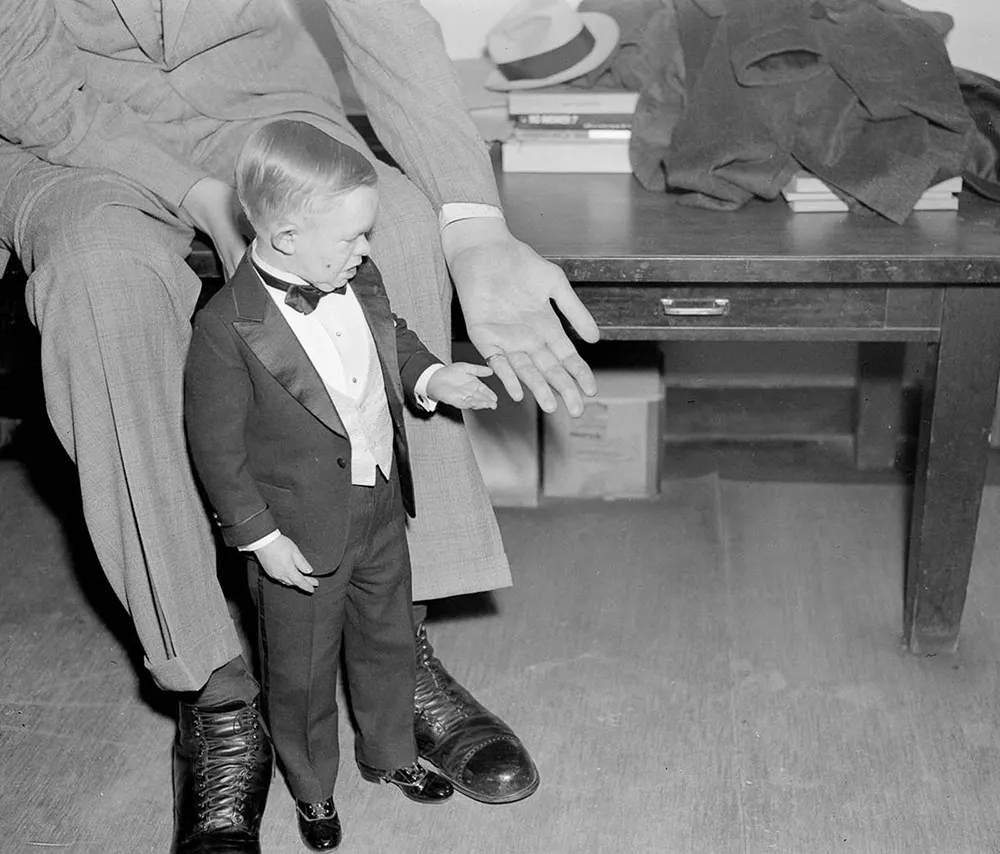 robert wadlow photographs tallest man in history
