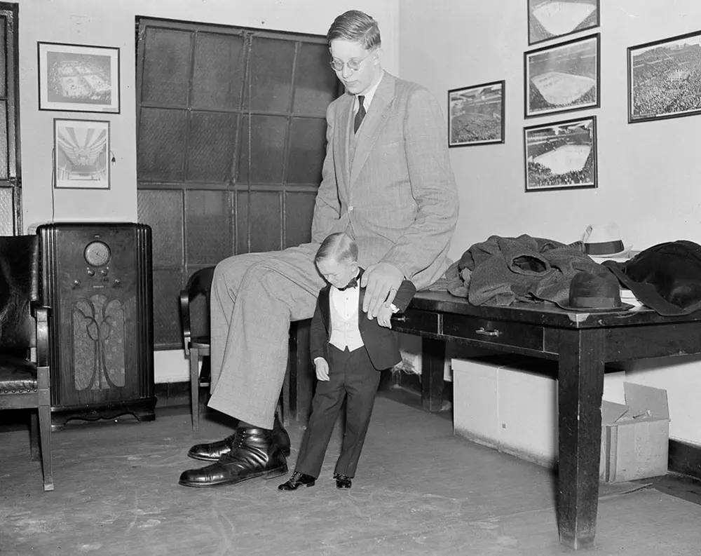 robert wadlow photographs tallest man in history