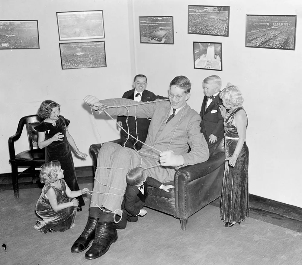 robert wadlow photographs tallest man in history