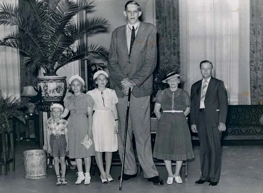 robert wadlow photographs tallest man in history