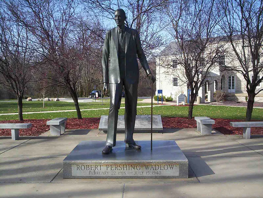 robert wadlow photographs tallest man in history