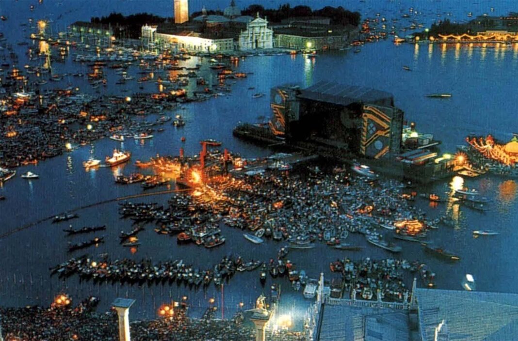 Photos from Pink Floyd's Iconic Floating Concert in Venice that Forced the City Council to Resign, 1989