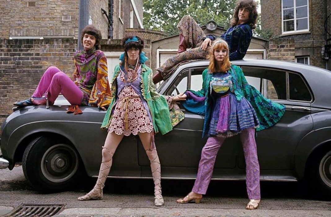 These Color Photos Capture the Psychedelic Hippie Fashion in London during the 1960s