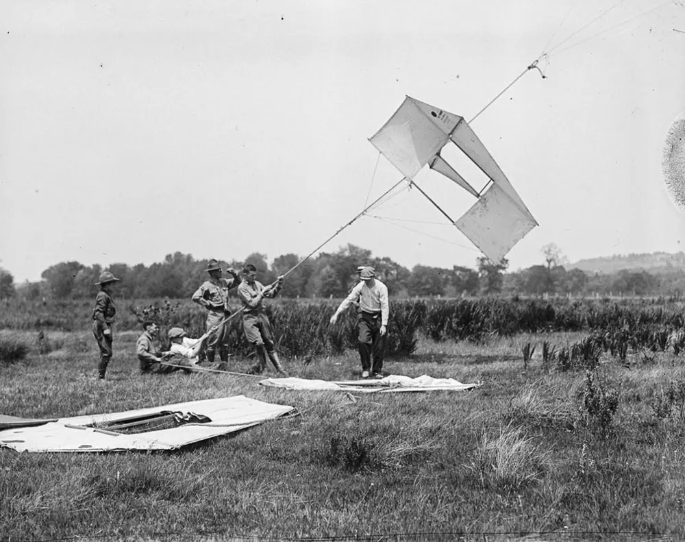 Vintage man lifting kites 