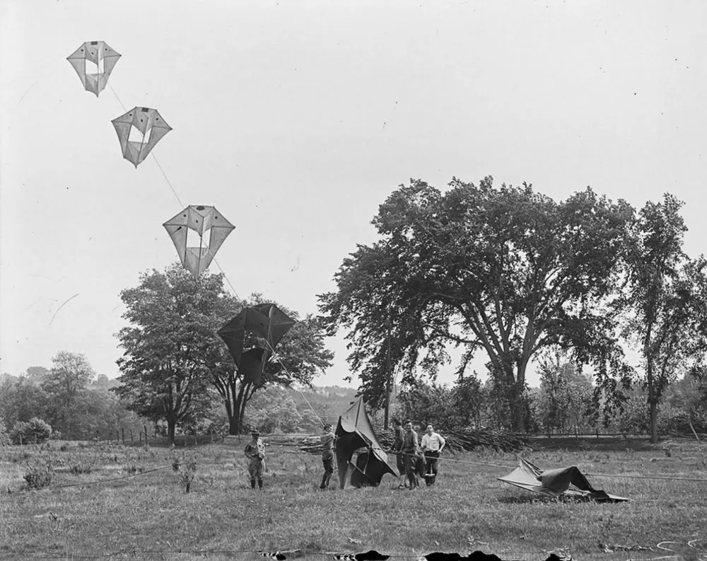 Vintage man lifting kites 