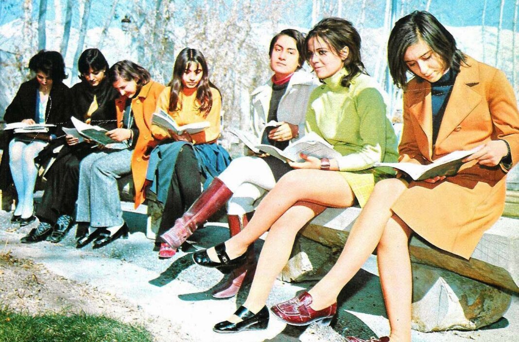 Vintage Photos Capture Everyday Life in Iran before the Islamic Revolution, 1960s-1970s