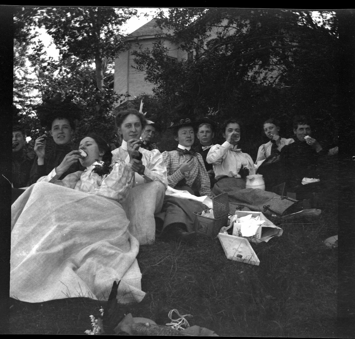 Picnic People Old Photos 