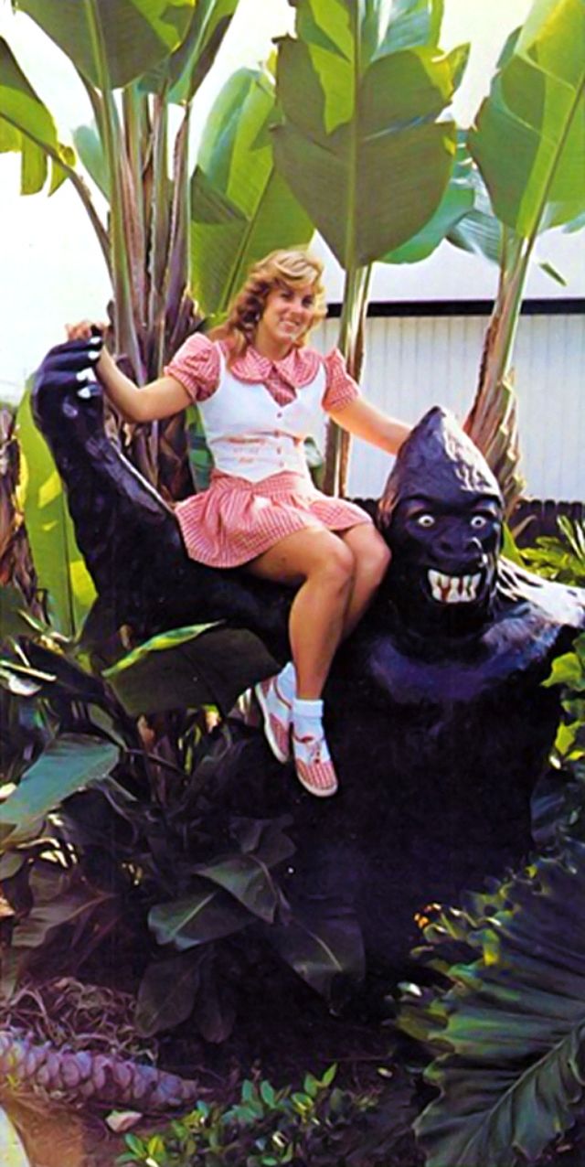 Rah-rah Skirt fashion of 1980s